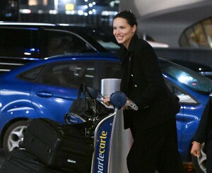 Adriana_Lima_at_JFK_Airport_in_New_York_09-23-2024__4_.thumb.jpg.ebd17bb2a93ca4132c190d1fe28d456e.jpg