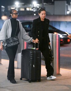 Adriana_Lima_at_JFK_Airport_in_New_York_09-23-2024__6_.thumb.jpg.6976714ef1ae7612cf4fb3dbcb401018.jpg