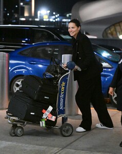 Adriana_Lima_at_JFK_Airport_in_New_York_09-23-2024__9_.thumb.jpg.31bcf731891df1d1370cfcdf8088de57.jpg