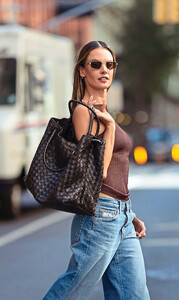 AlessandraAmbrosio-StarMagazine2024_10_07.thumb.jpg.ea1d52e3ba775f3b0b996e3896e8fb93.jpg