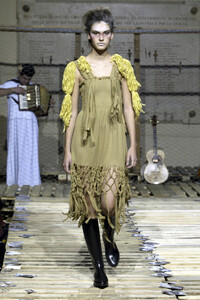 AlexsandroPalombo2003WomenRTW14.thumb.jpg.caa6390a945891e5bd678fdd43eac01e.jpg