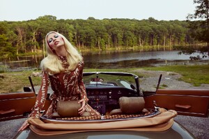 Aline_Weber_by_Yelena_Yemchuk_(Left_Hand_Drive_-_AnOther_Winter_2011)_4.thumb.jpg.c6ec4ec83171781564a1be3e1f93bc0d.jpg