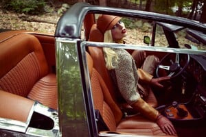 Aline_Weber_by_Yelena_Yemchuk_(Left_Hand_Drive_-_AnOther_Winter_2011)_9.thumb.jpg.94bd2913ad9e465bf6b77f449f970856.jpg