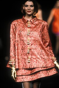 Balenciaga1991FW5.thumb.jpg.e9b70a74d5310a2d7bb43896a829f08d.jpg