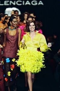 Balenciaga1992SS18.thumb.jpg.5eb772aecf9d4a347779419d0515f376.jpg