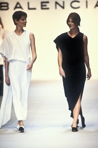 Balenciaga1994WomenRTW28.thumb.jpg.9be119d554780945e123c471eca66cc9.jpg