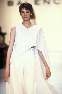 Balenciaga1994WomenRTW49.thumb.jpg.774df94b86b30a03a03f825645d9f439.jpg