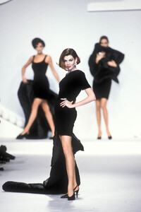 ChristianDior1991FW7.thumb.jpg.8f26b039070d1913409a7c9cc6924581.jpg