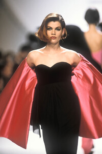 ChristianDior1991FW9.thumb.jpg.9f9eff3197fbed42b8fb5595293af435.jpg