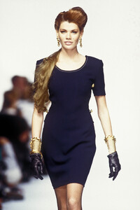 ChristianDior1993SS41.thumb.jpg.14bc75ff814194d0813cfefcd0e3ea16.jpg