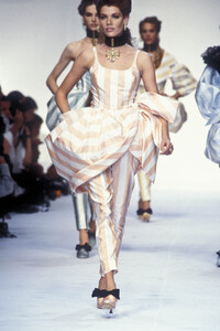 ChristianDior1993SS46.thumb.jpg.a476f6b88e14a34f224b8b5d714e0417.jpg