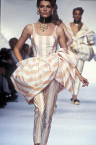 ChristianDior1993SS47.thumb.jpg.55db4de75f7e4485173f126db4946b8a.jpg