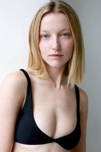 EmilyvanRaay1a.thumb.jpg.07034658da07fcf223cc2f982618e8e4.jpg