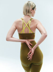 GigiHadid-Victorias-Secret-2024-VSX-Elevate-Contours-Plunge-Sports-Bra-Legging-Fern-2.thumb.jpg.37165afcd036580580f50da06135063d.jpg