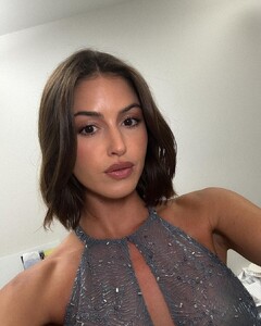 Glam with @msgigiparis  @coverfx foundation@diorbeauty concealer @elaluz bronzer@jasonwubeauty blush@makeupforever lip liner@diorbeauty lip liner@charlottetilbury lipstick@danessa_myricks lip gloss#makeup #nyfw.jpg