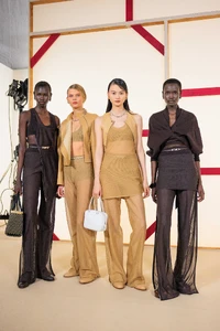 HERMES_SS25_BACKSTAGE_ACIELLESTYLEDUMONDE_19.thumb.webp.0bdf6fb24f01e1d8a6698a84d180d983.webp
