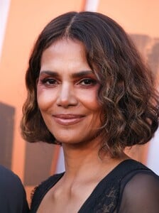 Halle_Berry_at_The_Union_Premiere_in_Los_Angeles_08-12-2024_2__44_.jpg