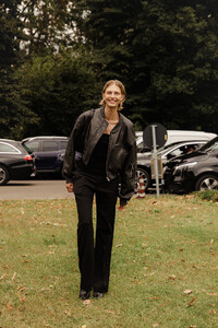 Karolina-Spakowski-09-18-2024-MFW-SS25-StreetStyle2-MelodieJeng-MJJ_0367.thumb.jpg.95fe3ee020577e299b6fa99c61edc370.jpg