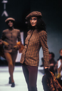 Krizia1990WomenRTW16.thumb.jpg.99e2c6805cc9722c1c9af173092f7a7b.jpg