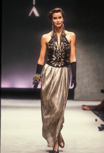 Krizia1990WomenRTW4.thumb.jpg.91979b14c906fd4283f8e5e2e7b966e1.jpg