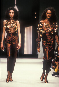 Krizia1990WomenRTW49.thumb.jpg.3fbb8c86020c212dde4ed8c8a7a2f410.jpg