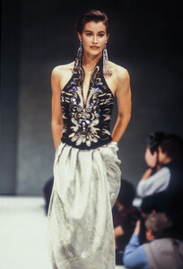 Krizia1990WomenRTW5.thumb.jpg.f3cfceea6ff4f6908e30c3c85b3c5b43.jpg