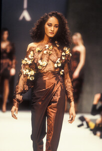 Krizia1990WomenRTW50.thumb.jpg.33a221e94aa226f12cdb8a5be45278df.jpg