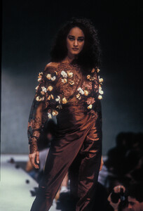 Krizia1990WomenRTW52.thumb.jpg.a719d1eb4f104462bddf8b32d6ca1fcb.jpg