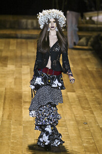 MariellaBurani2006WomenRTW34.thumb.jpg.f1e73b52ed730bab6c5dbcdcf1a81047.jpg