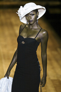 MariellaBurani2006WomenRTW45.thumb.jpg.8271027327ef4e710a32ac9f24cb47f4.jpg
