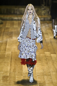 MariellaBurani2006WomenRTW47.thumb.jpg.665c61d053b763e3144c3f3b049235e5.jpg