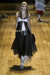 MariellaBurani2006WomenRTW50.thumb.jpg.5b707b13dd14092b270ea62f1b698d72.jpg