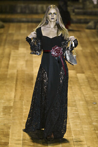 MariellaBurani2006WomenRTW61.thumb.jpg.8b20cdbd9ee8629935201786f9827e15.jpg