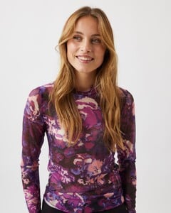 Markhild_3588-Long_Sleeved_T-shirt-164323588-1528_Windsor_Wine-3_1440x1800.jpg
