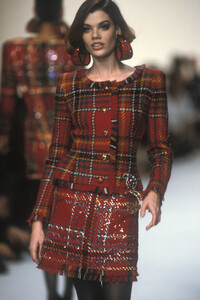 OscardelaRenta1991FW12.thumb.jpg.65d7d24c9dfac2c6ae75722544ec99d9.jpg