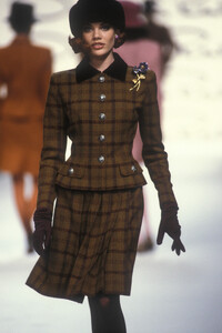 OscardelaRenta1991FW9.thumb.jpg.f1f7abc031877ab0c8688d9e8b132bdb.jpg