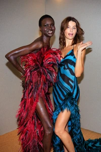 RobertoCavalli_SS25_Backstage_AcielleStyleDuMonde_17.thumb.jpg.dd4bf6688824b28a95ad26106af2263a.jpg