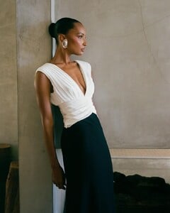 Step into the @jastookes edit. From sleek silhouettes to statement accessories, this edit captures the essence of Jasmine’s chic, understated aesthetic. It’s a perfect balance of classic sophistication and co (13).jpg