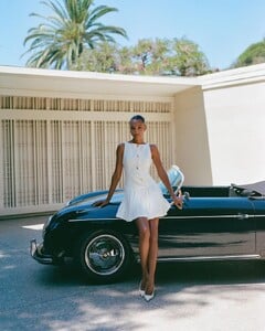 Step into the @jastookes edit. From sleek silhouettes to statement accessories, this edit captures the essence of Jasmine’s chic, understated aesthetic. It’s a perfect balance of classic sophistication and co (16).jpg