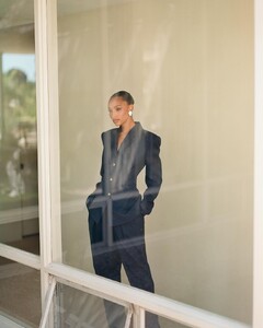 Step into the @jastookes edit. From sleek silhouettes to statement accessories, this edit captures the essence of Jasmine’s chic, understated aesthetic. It’s a perfect balance of classic sophistication and con (1).jpg