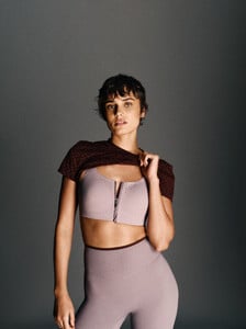 Taylor Marie Hill - Victorias-Secret-2024-VSX-Featherweight-Max-Front-Close-Sports-Bra-Elevate-Logo-Mesh-Tee-Legging-3.jpg