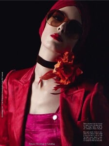 VogueItalia-201104-183.thumb.jpg.f84a7f50e6adf1863e70ae4d217bfa76.jpg