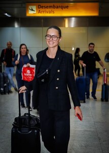 adriana-lima-posa-sorridente-para-paparazzo-no-aeroporto-de-guarulhos-sao-paulo.thumb.jpg.3c6b7c47c02aa75d586a2ebd514f62d8.jpg