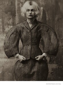 dramatic-looks-fashion-shoot08.thumb.jpg.522058b7df97eeeb085897eb9e4ea99b.jpg