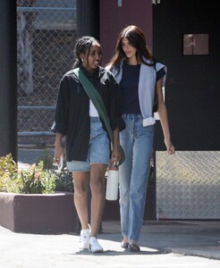 kaia-gerber-s-chic-la-outing-fashion-friendship-and-fresh-starts-0.jpg