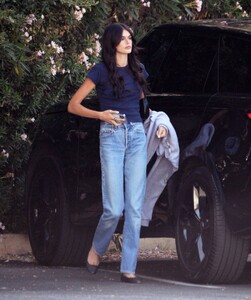 kaia-gerber-s-chic-la-outing-fashion-friendship-and-fresh-starts-2 (1).jpg