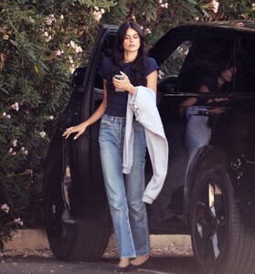 kaia-gerber-s-chic-la-outing-fashion-friendship-and-fresh-starts-6.jpg