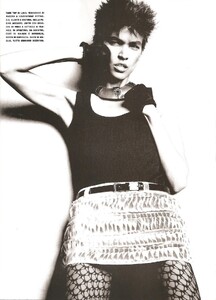 liyakebedetomomunrovogueitaliaaugust20104.thumb.jpg.950c635976f9134b3a721be7b93ec97d.jpg