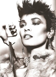 liyakebedetomomunrovogueitaliaaugust20105.thumb.jpg.500481a754e7c15674a7e08f2ec3ed0d.jpg