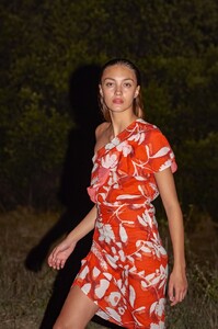 mare-di-latte-acacia-robe-asymetrique-3_7396c4cd-5e7e-45f7-9813-c2ad5123d9da.jpg